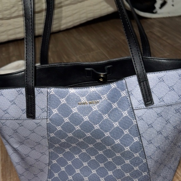 Purses - Picture 4 of 9